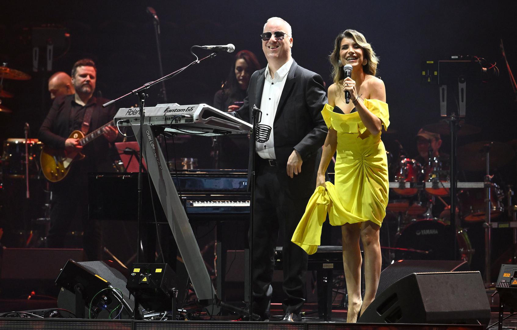 Uz gromoglasni aplauz publika je pozdravila glazbenu gošću, Jovanu Pajić, koja je sa Sašom izvela hit "Ima li nade za nas" i svoju uspješnicu "Ludilo moje".