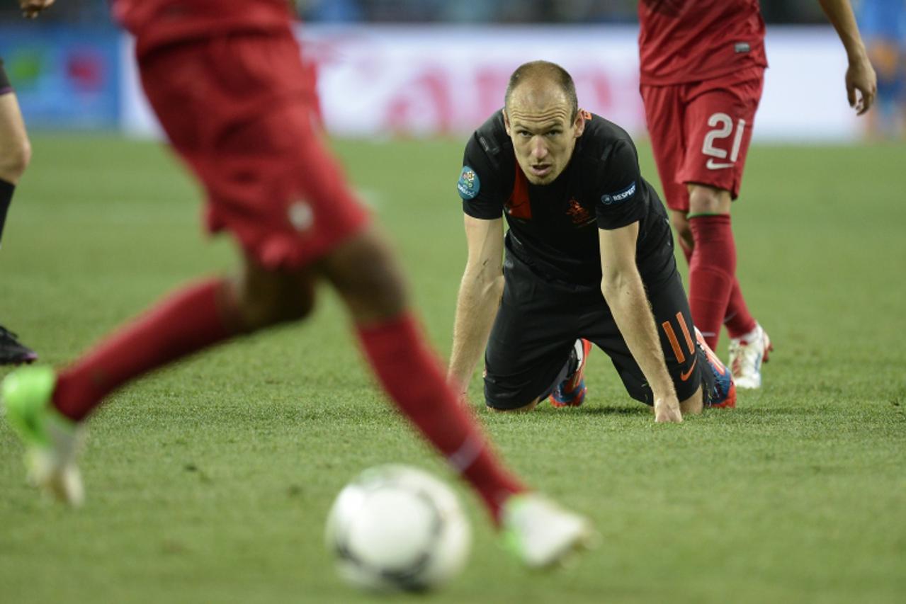 'Dutch midfielder Arjen Robben eyes the ball during the Euro 2012 football championships match Portugal vs. Netherlands, on June 17, 2012 at the Metalist stadium in Kharkiv.        TOPSHOTS/AFP PHOTO/