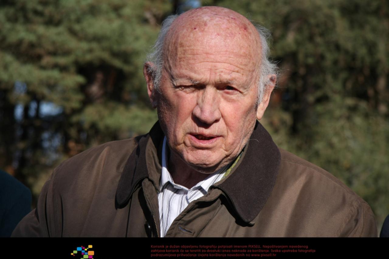 '06.11.2010., Prkos Lasinjski - Prosvjedni skup antifasista zbog unistavanja spomenika zrtvama poginulima u 2. svjetskom ratu. Polozeni su vijenci i odrzana misa. Rade Bulat, sudionik skupa, porucio k