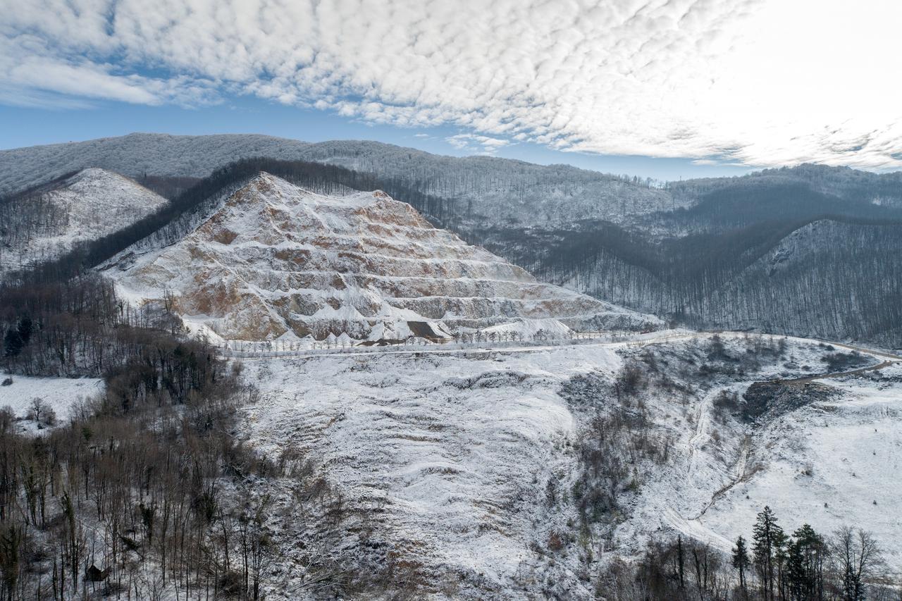 Fotografije iz zraka klizišta koje je zatrpalo cestu u Zagorju