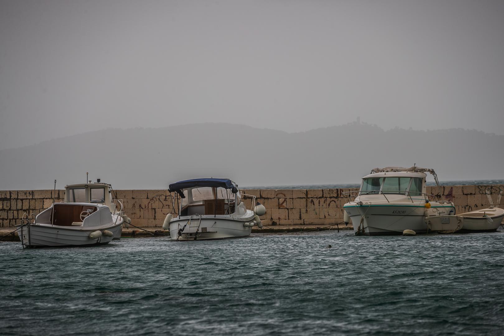 Najavljen je i jak vjetar, pa se mole svi na području Splita na oprez, 'Olujno jugo s udarima od 66 km/h će krenuti na sjeverozapadnjak i jugozapadnjak', javljaju iz DHMZ-a. 