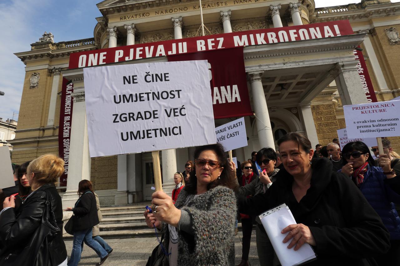 Rijeka: Djelatnici u kulturi održali prosvjed ispred HNK i upravne zgrade Grada Rijeke