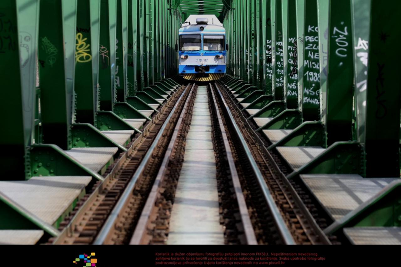 '28.03.2012., Osijek - Veliki broj osjecana koristi zeljeznicki most za prelazak preko rijeke Drave. Putnici na izlasku iz vlaka.  Photo: Davor Javorovic/PIXSELL'