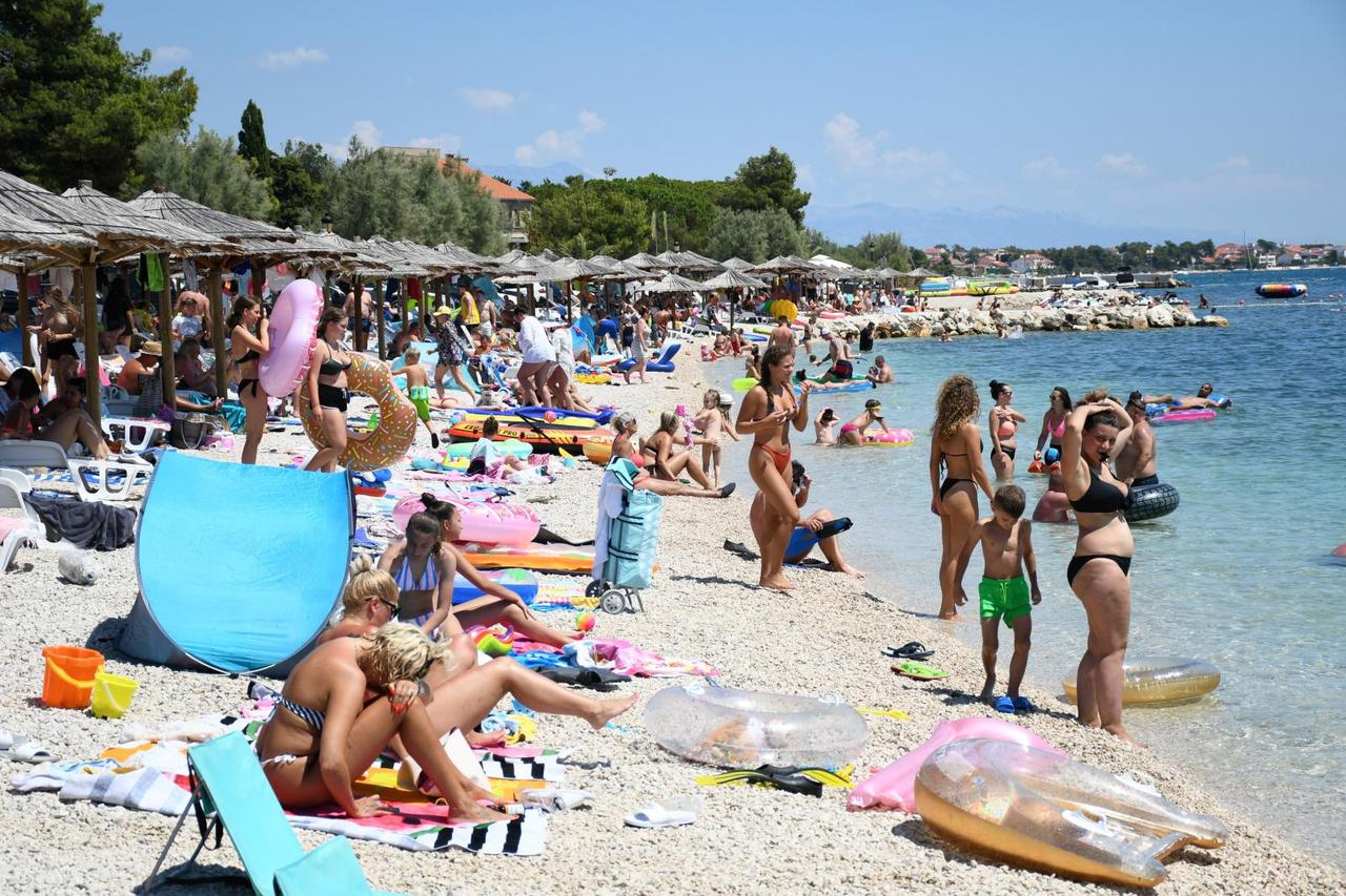 Popunjene plaže na otoku Viru ne odaju dojam da je turistička sezona oslabila