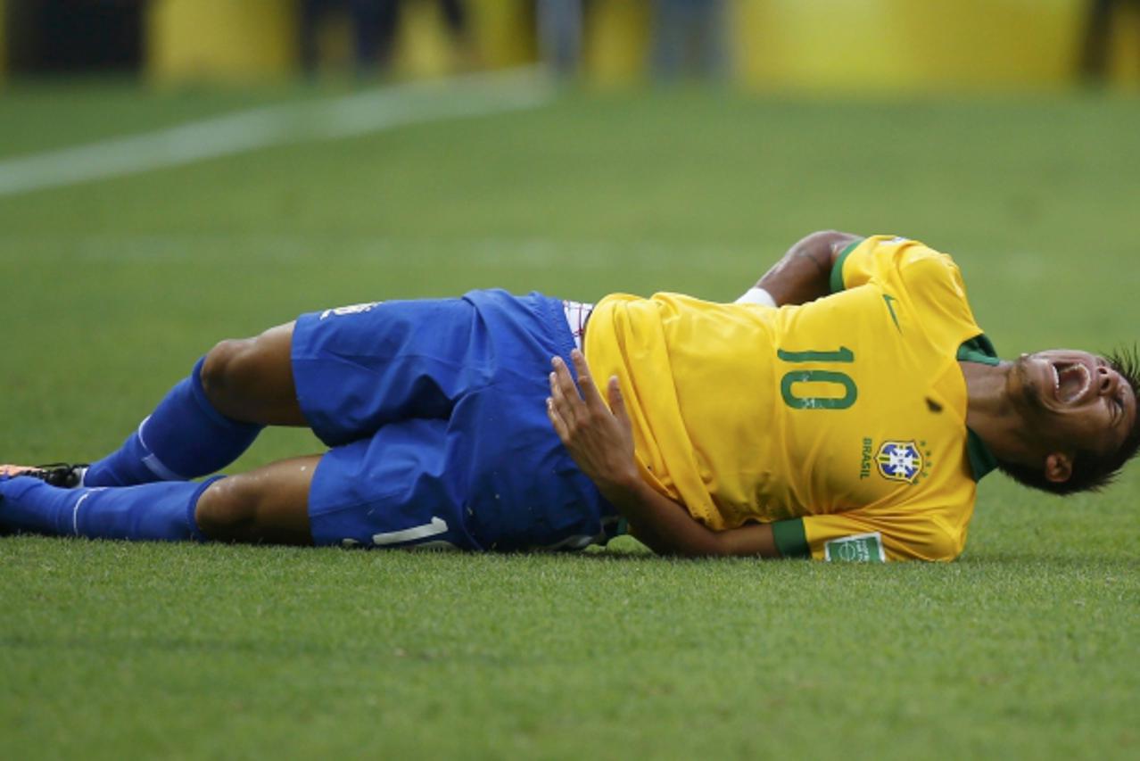 'Brazil\'s Neymar reacts as he lies on the field after a challenge during their Confederations Cup Group A soccer match against Mexico at the Estadio Castelao in Fortaleza June 19, 2013. REUTERS/Kai P