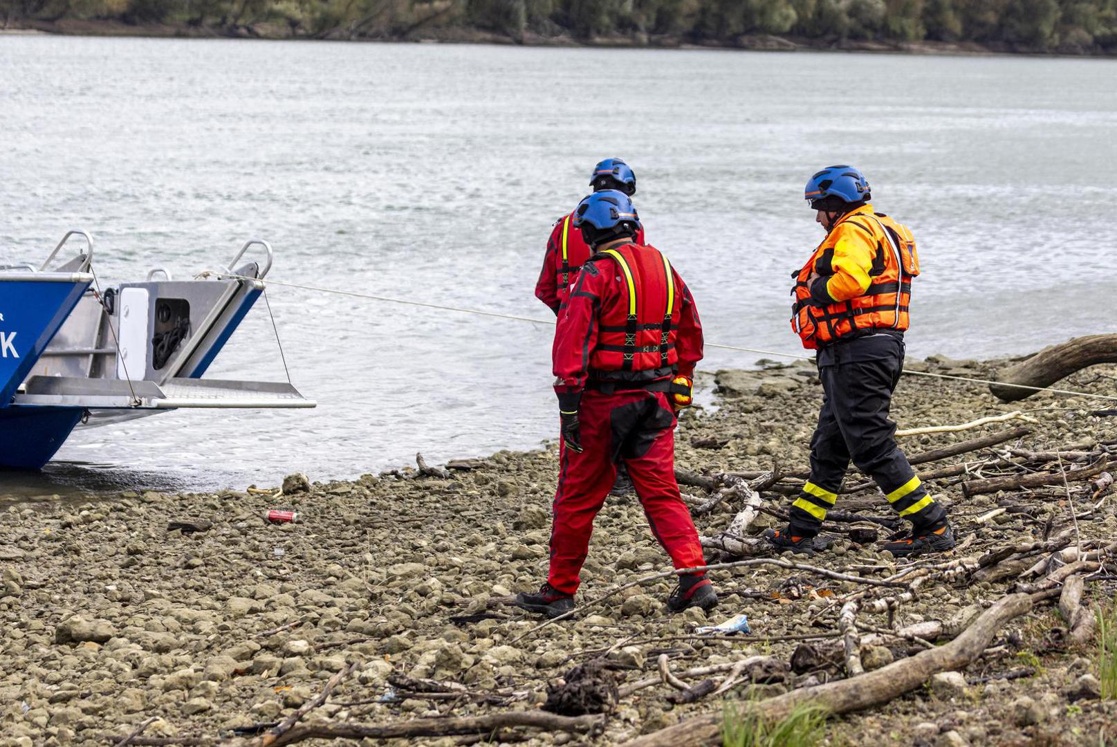 06.10.2025., Sotin - Na Dunavu kod Sotina prevrnuo se camac sa vise putnika, deset ljudi je spaseno dok je jedan smrtno stradao,a za jednim se jos traga. Sluzbe civilne zastite u suradnji s policijom pretrazuju obalu Dunava Photo: Davor Javorovic/PIXSELL