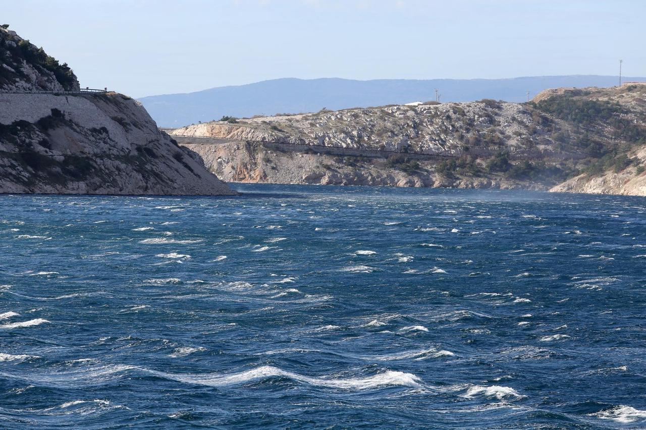 Jak vjetar podiže valove na moru i otežava promet kod Bakarskog zaljeva