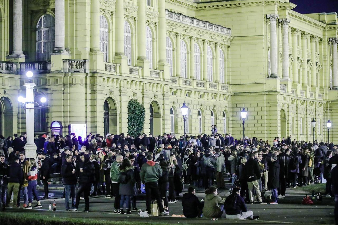Zagreb: Velik broj mladih zabavlja se ispred HNK-a uz glazbu uličnih svirača