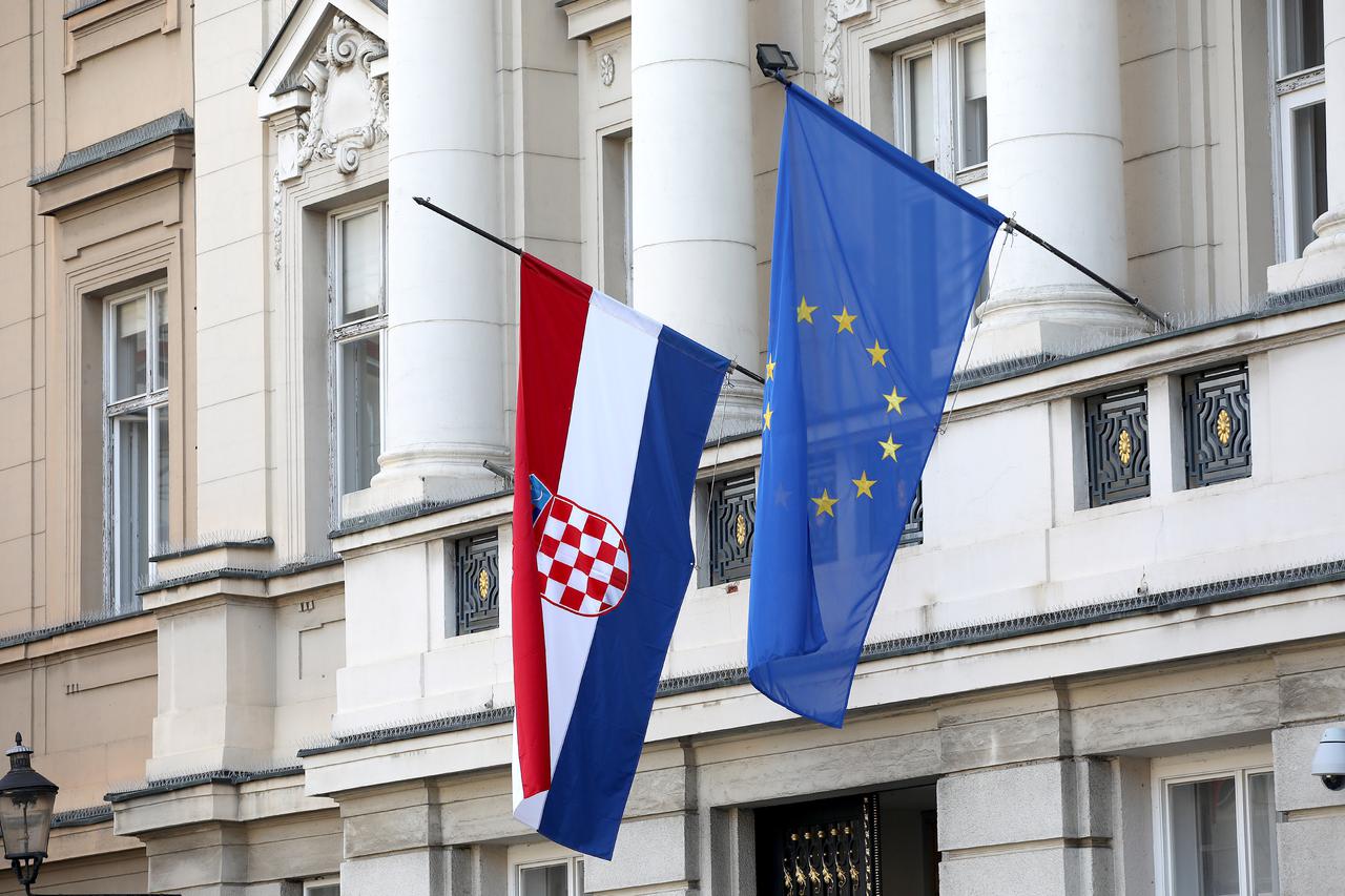 Diljem Hrvatske zastave spuštene na pola koplja na Dan nacionalne sućuti povodom smrti Miroslava Ćire Blaževića