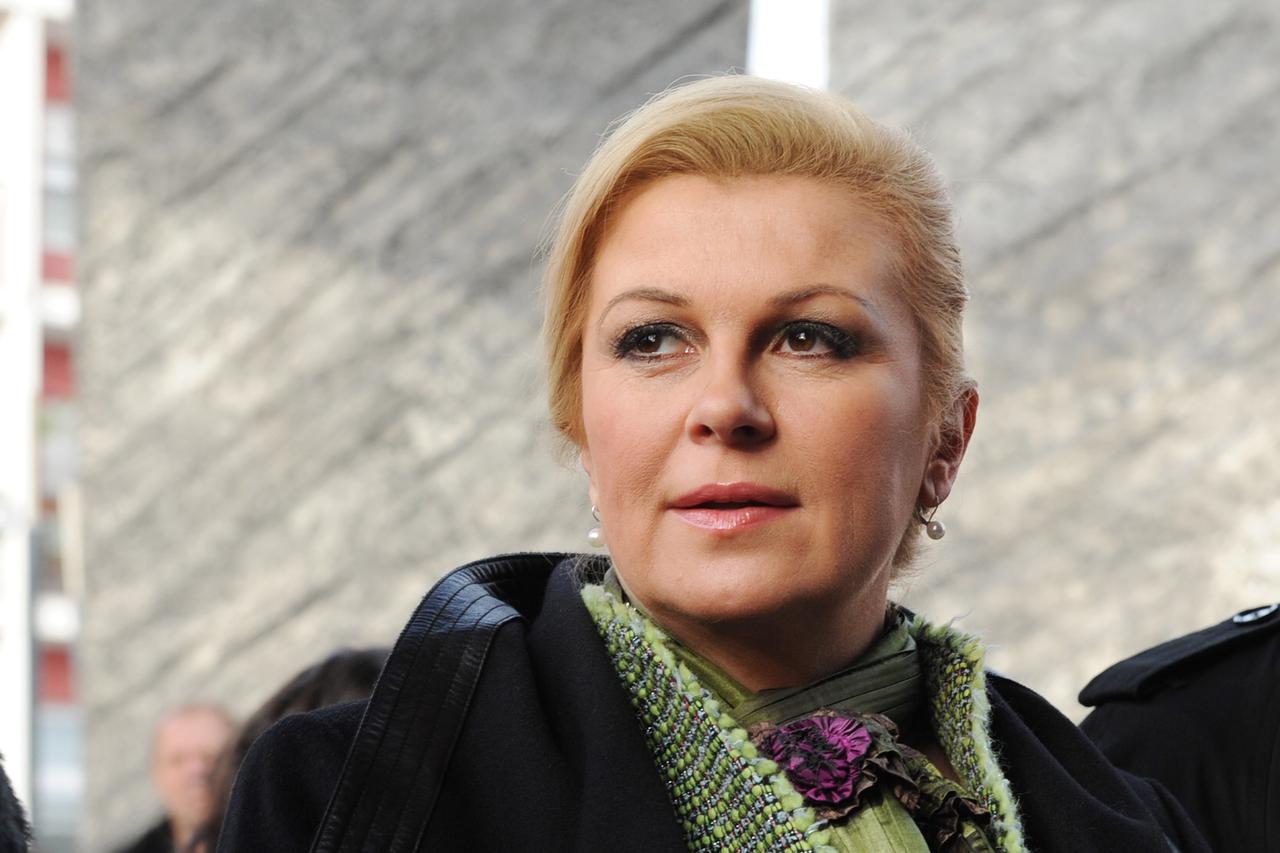 14.12.2014., Knin - U sklopu predsjednicke kampanje kandidatkinja HDZ-a Kolinda Grabar Kitarovic posjetila je kraljevski grad te se druzila s gradjanima.  Photo: Hrvoje Jelavic/PIXSELL