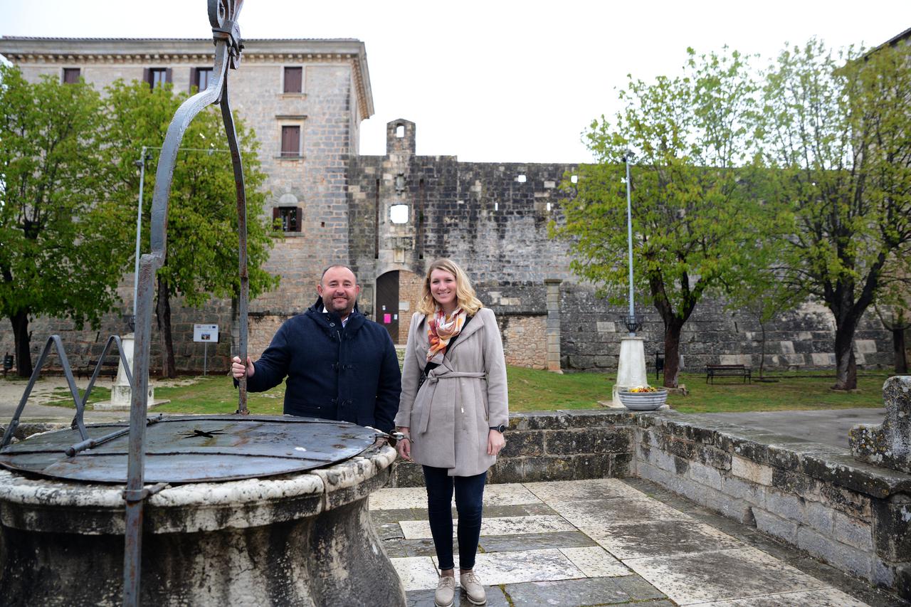 Dvigrad su ruševine srednjovjekovnog grada smještene u Limskoj dragi blizu Kanfanara