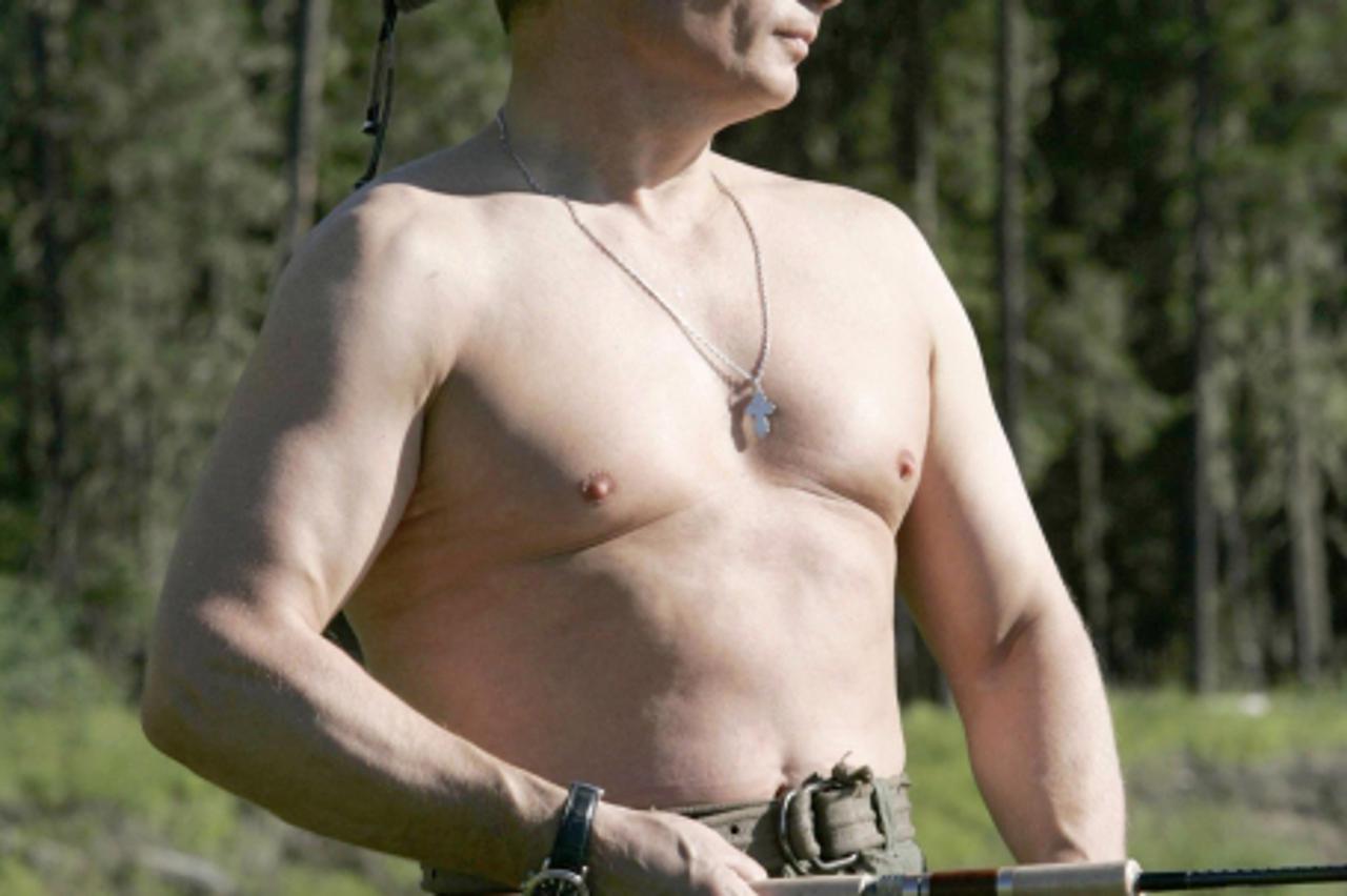 'Russia\'s President Vladimir Putin fishes in the Yenisei River in Siberia as he makes a tour together with Prince Albert II of Monaco, August 13, 2007.  REUTERS/RIA Novosti/KREMLIN (RUSSIA)'