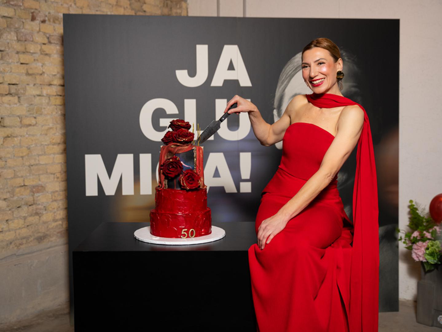 Daria lorenci Flatz izvela premijerno u zagrebačkom HNK2 monodramu „Ja glumica“ – prvi projekt ove vrste za u kojem po prvi put u potpunosti preuzima kontrolu nad vlastitom pričom kao autorica, izvođačica i protagonistkinja vlastitog iskustva