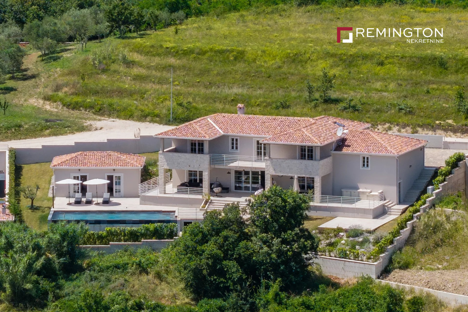 U srcu Istra prodaje se luksuzna rezidencija koja spaja tradicionalni istarski stil i suvremeni dizajn, a cijena nekretnine iznosi 1,38 milijuna eura. 