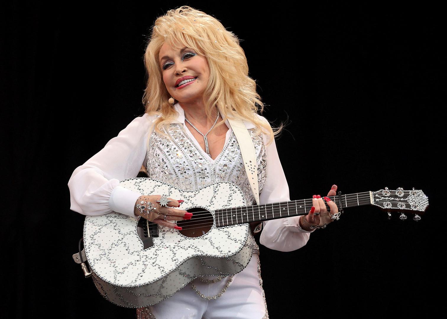 Legendarna country pjevačica Dolly Parton preminula je 25. kolovoza 2026. u 80. godini. Tijekom karijere duge više od šest desetljeća postala je jedna od najprepoznatljivijih američkih glazbenih zvijezda, uspješna glumica, poduzetnica i jedna od najpoznatijih humanitarki.
