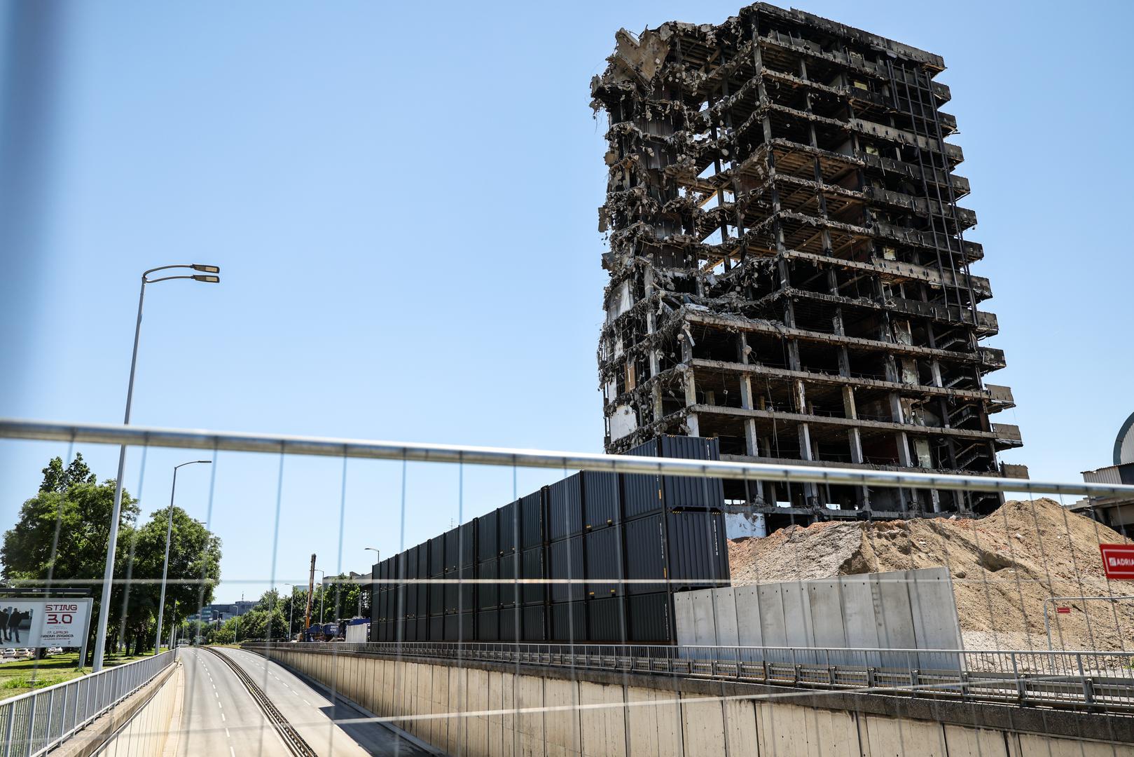 Kompleks Vjesnika u Zagrebu bit će u potpunosti uklonjen i gradilište uređeno do sredine srpnja, nakon čega će Ministarstvo prostornoga uređenja, graditeljstva i državne imovine raspisati arhitektonski natječaj za buduće uređenje tog prostora.