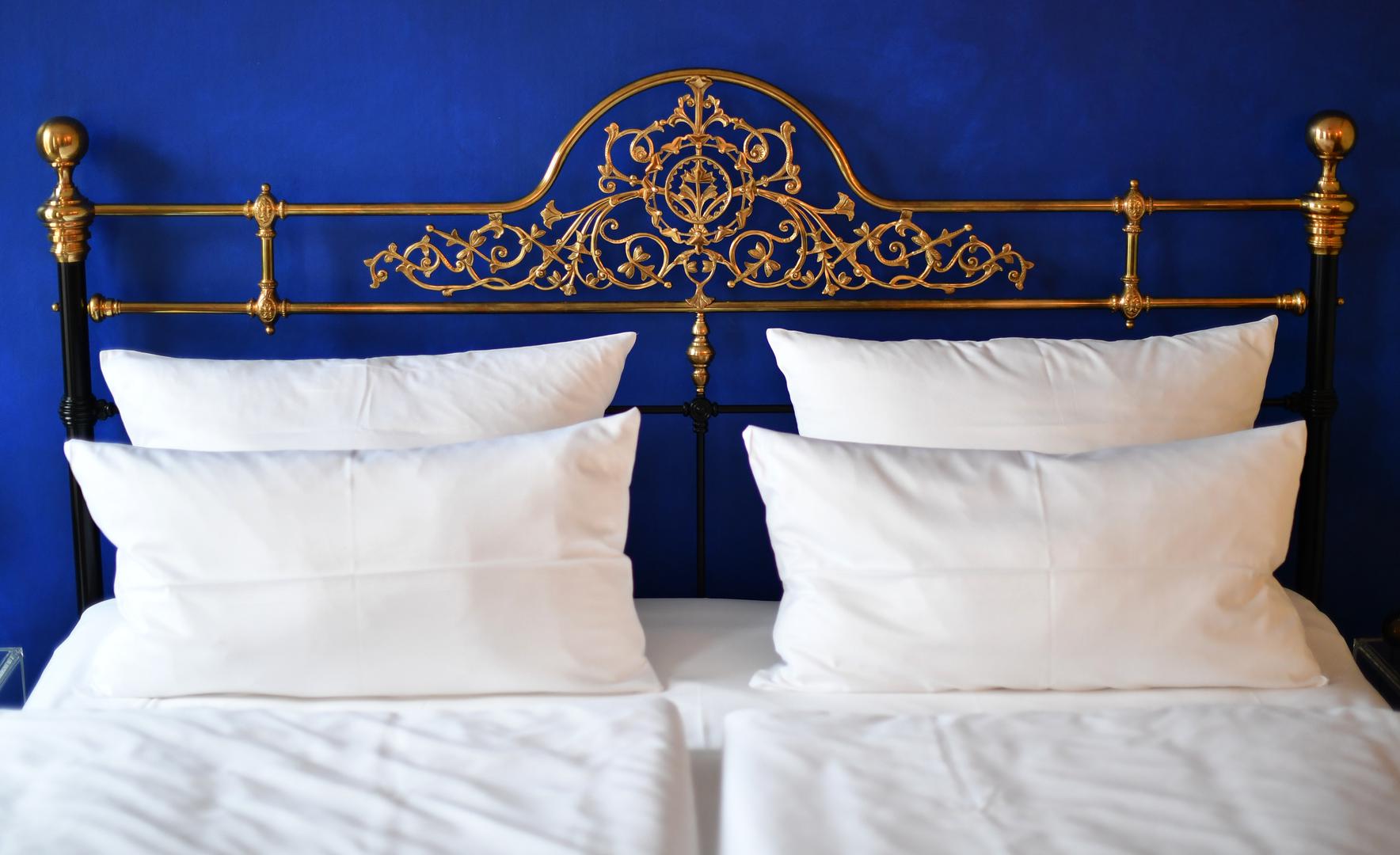 1. Spavanje na licu - Vrlo jednostavno, kod ovakvog načina spavanja na scenu stupa gravitacija, što dugoročno dovodi do vješanja kože na licu, a već kratkoročno uzrokuje podbuhlost. Patel preporučuje spavanje na leđima.