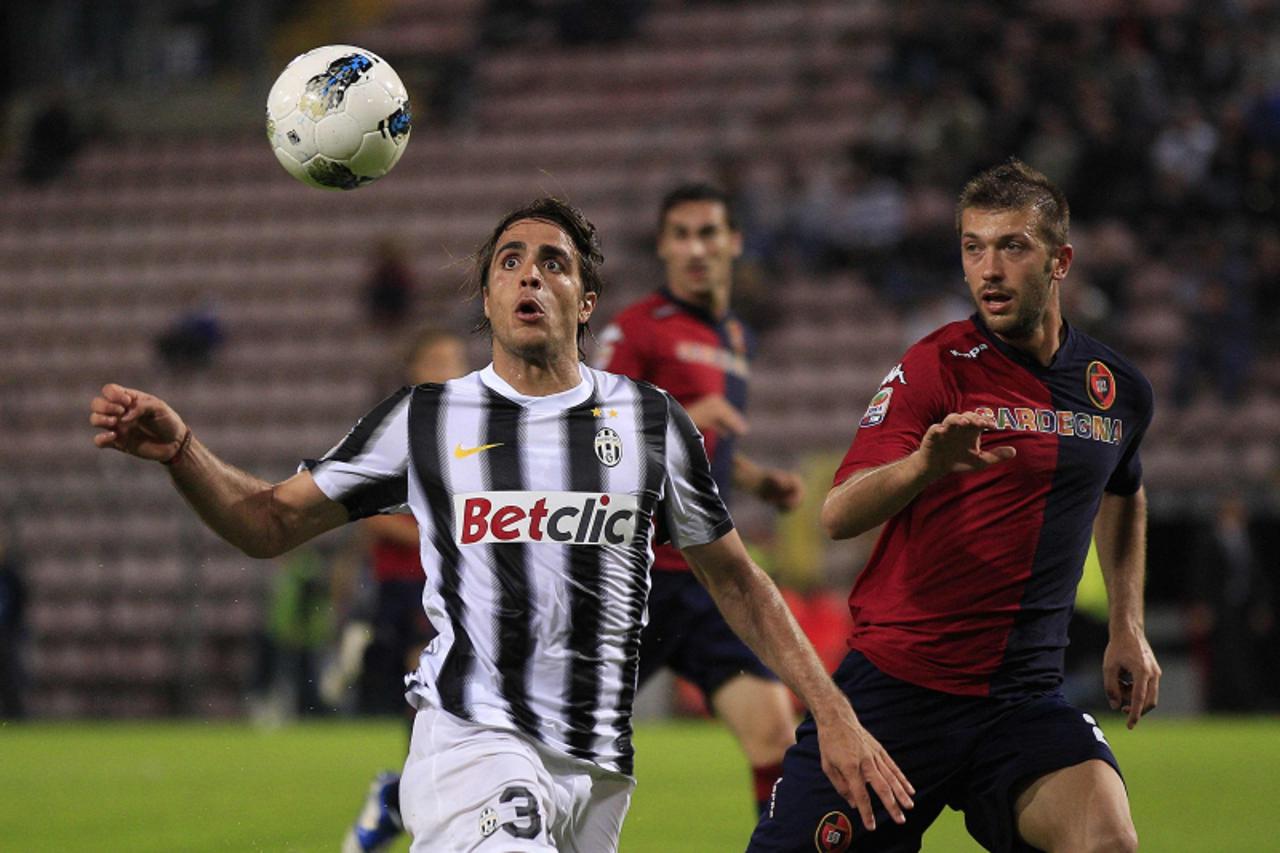'Juventus' Alessandro Matri (L) is challenged by Cagliari's Michele Canini during their Serie A soccer match at the Nereo Rocco stadium in Trieste May 6, 2012.  REUTERS/Max Rossi  (ITALY - Tags: SPO