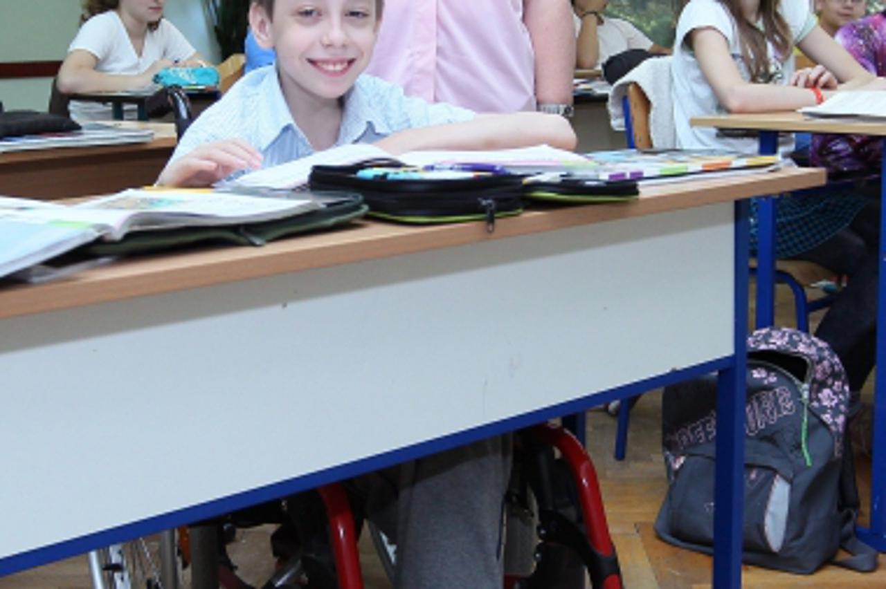 '09.05.2013., Koprivnica - Neven Geci (13) iz naselja Rasinja nedaleko Koprivnice boluje od cerebralne paralize, ali ne uspijeva ostvariti pravo na pomocnika tijekom nastave pa taj posao odradjuje nje