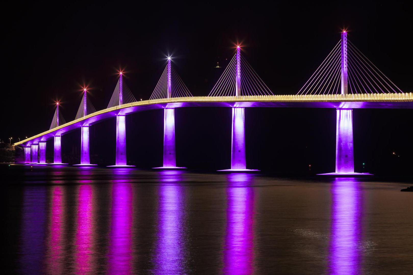 17.11.2022., Komarna - Peljeski most osvijetljen je ljubicastim svijetlom povodom Medjunarodnog dana svjesnosti o prijevremenom rodjenju. Photo: Miroslav Lelas/PIXSELL