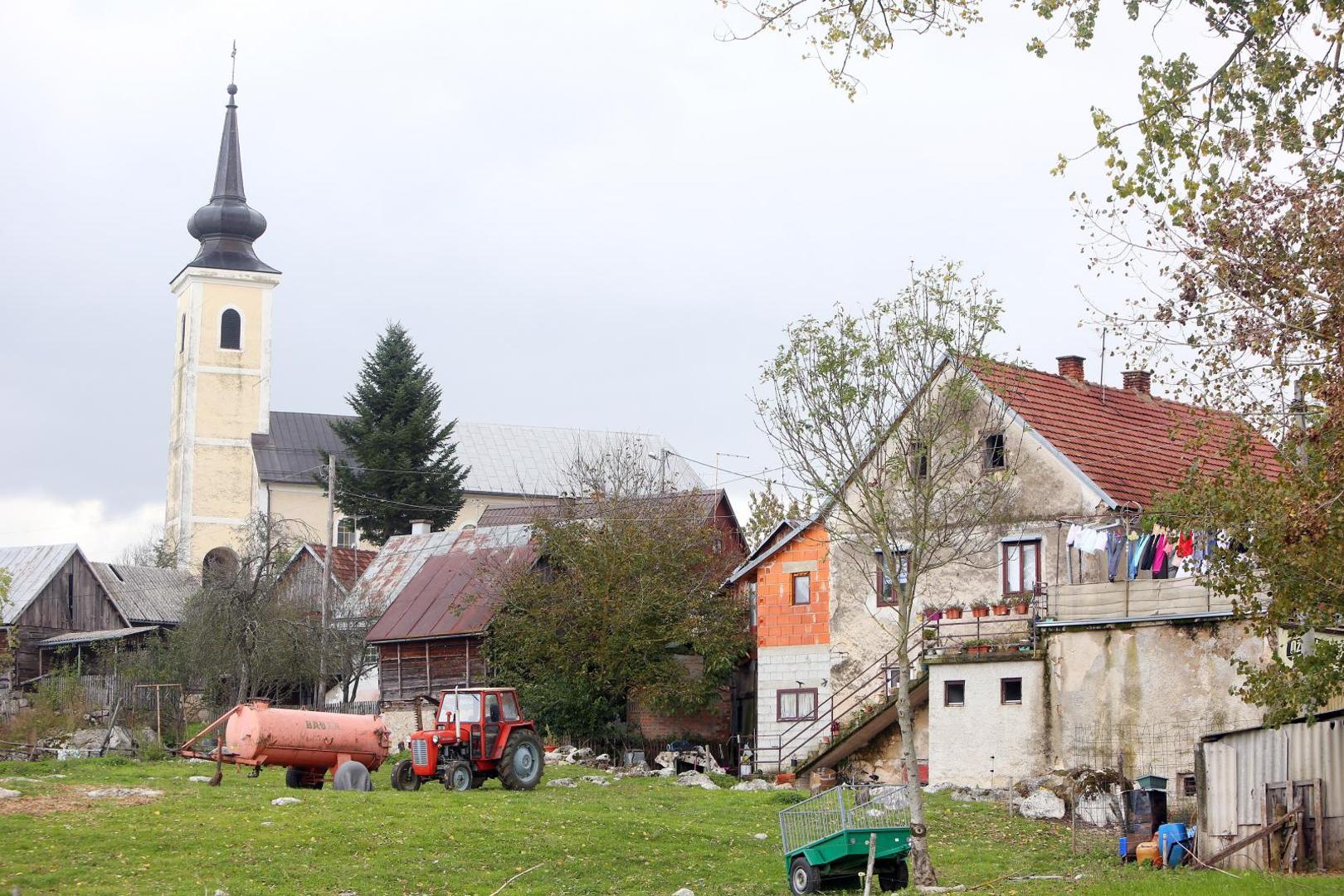 14.10.2020., Perusic - Reportaza iz Kosinja, mjesta u Lici koje ce zbog gradnje hidroelektrane biti potopljeno. Mjestani ce biti izseljeni, a za dio njih gradi se stambena zgrada u sredistu Perusica.
Photo: Kristina Stedul Fabac/PIXSELL