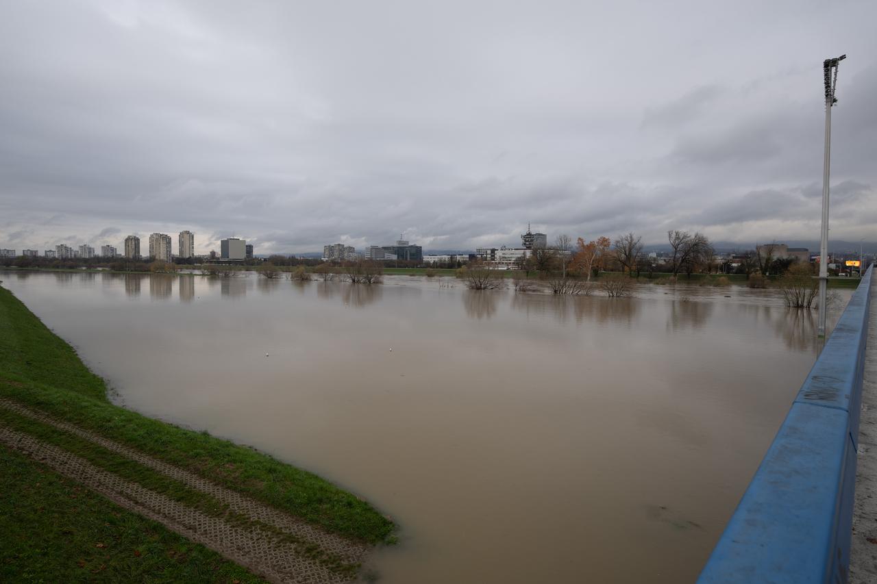 Zagreb: Visok vodostaj rijeke Save