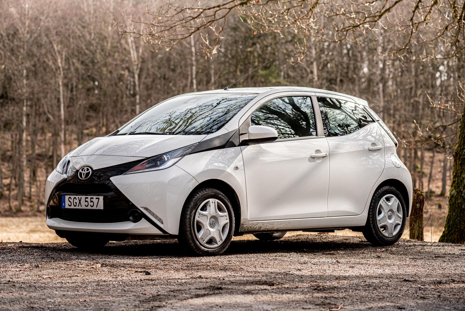 4. Toyota Aygo: Mali gradski automobil koji vas može iznenaditi. Iako izgleda kompaktno, Aygo briljira u gradskim vožnjama i parkiranju u uskim prostorima, ima niskim troškovima održavanja i povoljnom osiguranju. Već 2012. godine Aygo je proglašen najboljim rabljenim gradskim automobilom prema WhatCar? magazinu – i taj status i dalje opravdava.
