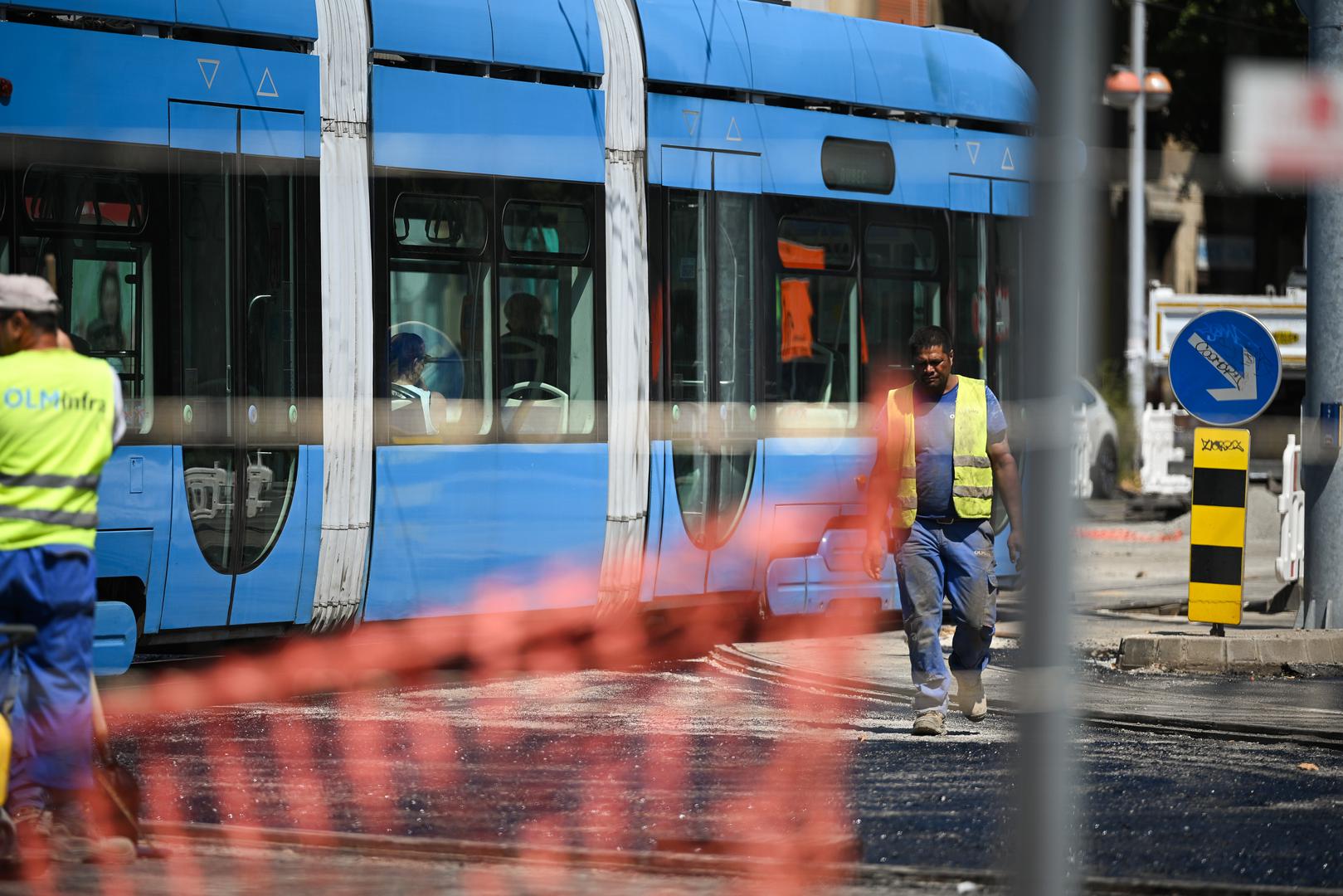 Istodobno se na Vukovarskoj izvode i veliki radovi na rekonstrukciji magistralnog vodoopskrbnog cjevovoda te uređenju kolnika. Na dijelu od Ozaljske do Ulice Florijana Andrašeca predviđeno je uređenje kolnika, izgradnja šire pješačko-biciklističke staze te visinsko odvajanje pješačkog i biciklističkog koridora.