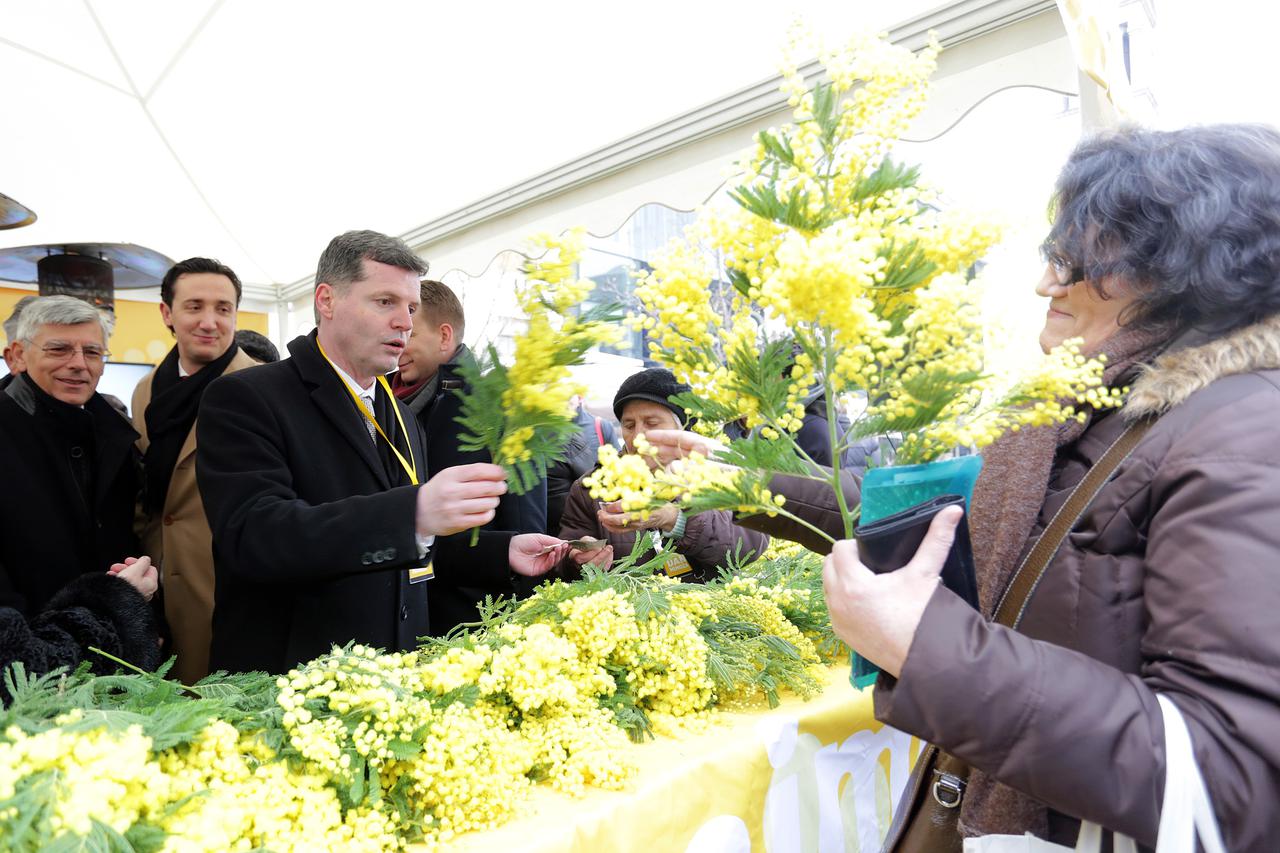 23.01.2016., - Zagreb - Na Cvjetnom trgu obiljezena je javnozdravstvena akcija povodom 9. Dana mimoza, nacionalnog dana borbe protiv raka vrata maternice. Ministar zdravstva Dario Nakic.