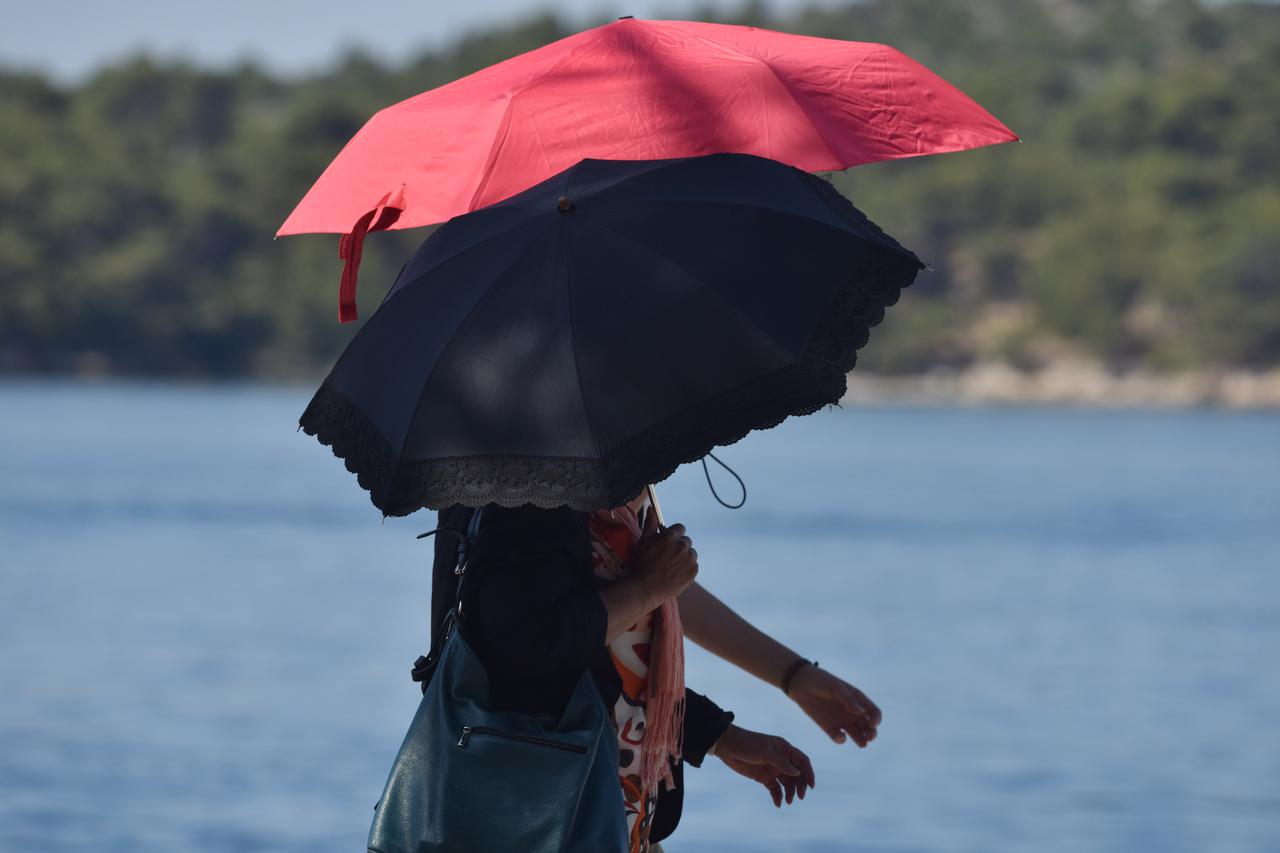 Šibenik: Turisti se na različite načne bore s velikim vrućinama