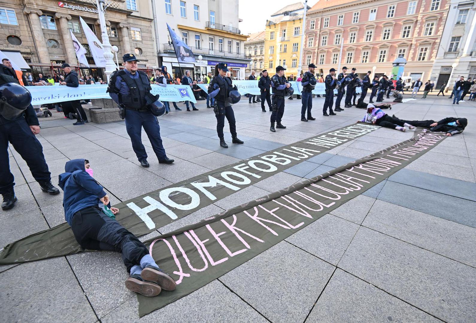 Molitelje je čuvala policija no osim vikanjem i mahanjem plakatima, prosvjednici im nisu nikako pokušali naškoditi.