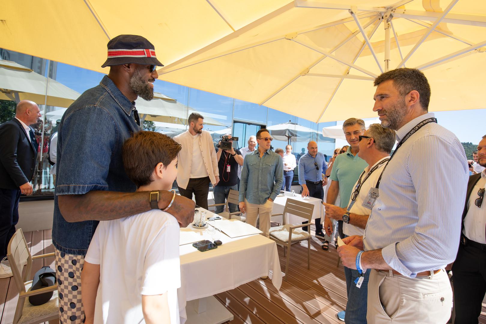 Premijer i njegov sin tom su prilikom obišli i članove drugih timova, no upravo je susret s LeBronom Jamesom izazvao najviše pažnje i postao jedan od najupečatljivijih trenutaka dana.