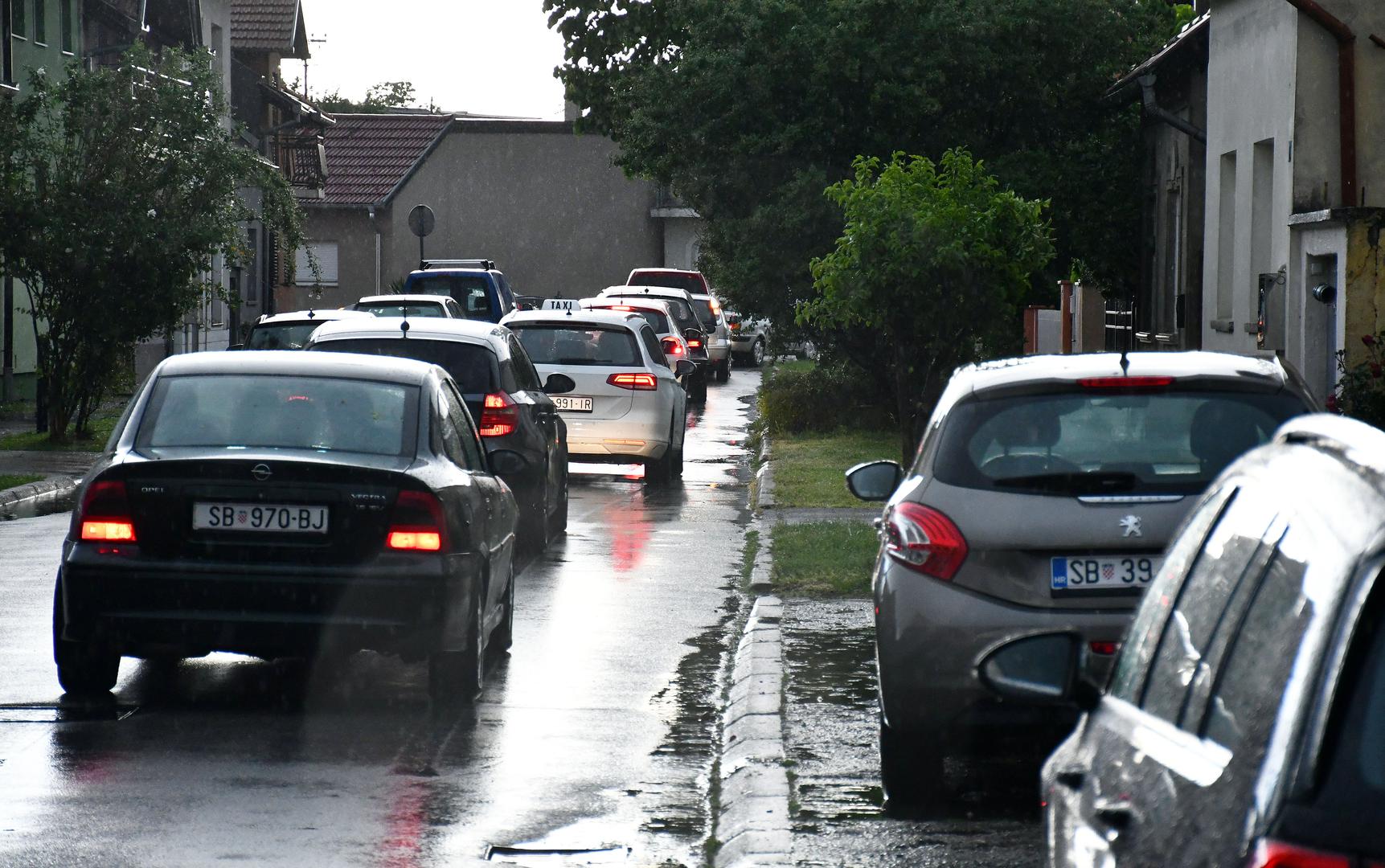 Zabilježeno je veliki broj padalina, a intenzivna kiša koja je trajala pola sata uzrokovala je bujice duž mnogih cesta, dok su se vode zadržavale na livadama i poljima.

