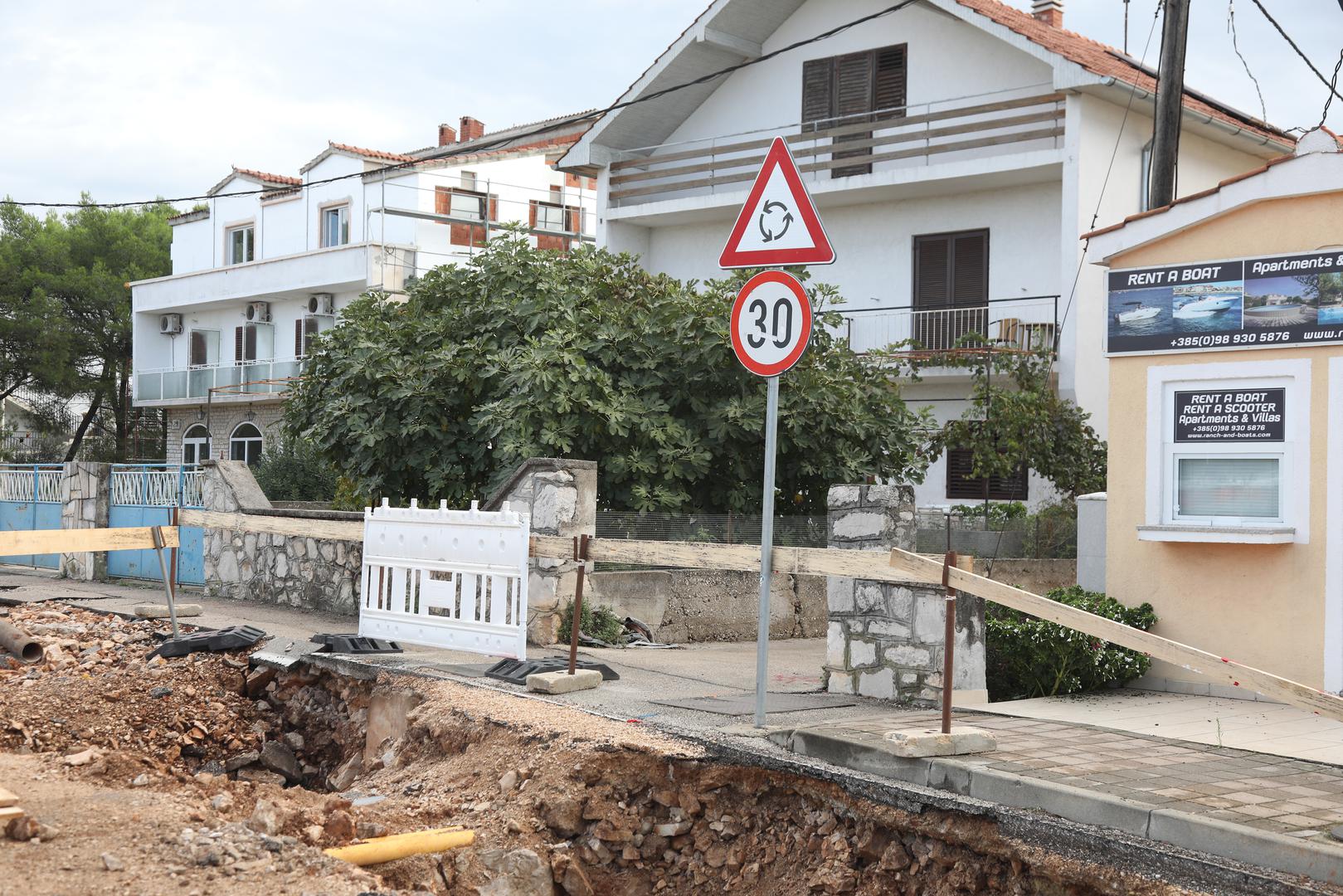 Križanje na toj dionici državne ceste D8 jedno je od opasnijih u Hrvatskoj, a nakon projekta rekonstrukcije, čiji bi radovi trebali završiti do sljedeće turističke sezone, omogućit će se bolje i sigurnije funkcioniranje svih vozila na tom dijelu prometnice.