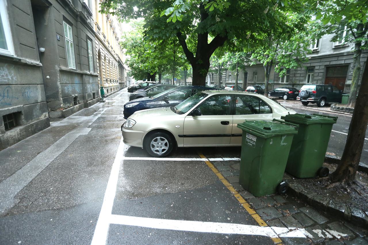 Policija je trakom ogradila tri ulaza u potrazi za tragovima, a u petak su cijeli dan izuzimali snimke s okolnih kamera