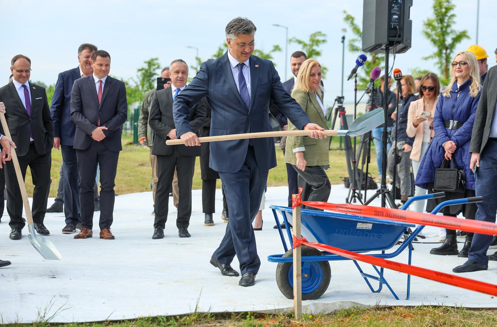 Plenković je ponovno uhvatio lopatu u ruke, a u tome mu se pridružila i ministrica. 