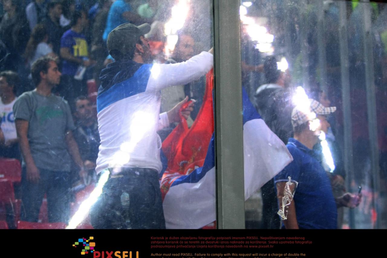 '07.10.2011., Grcka, Pireji - Stadion Georgios Karaiskakis. Kvalifikacije za Europsko prvenstvo u nogometu 2012 u Ukrajini i Poljskoj. Hrvatska - Grcka. Navijaci Grcke sa srpskom zastavom Photo: Sanji