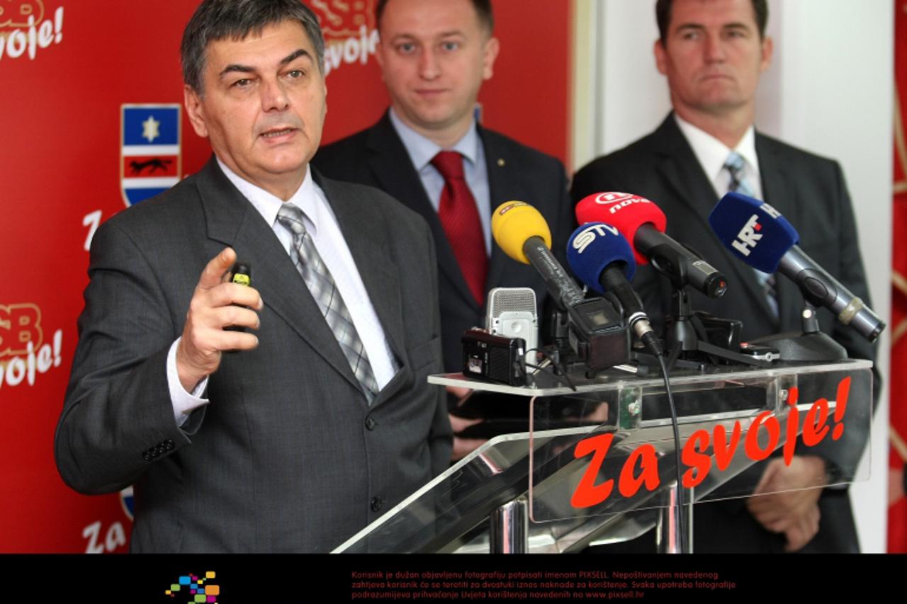'04.11..2011., Osijek - Predsjednik HDSSB-a Vladimir Sisljagic s najuzim vodstvom predstavio je izborni program stranke. Vladimir Sisljagic, Kresimir Bubalo, Gordan Matkovic.  Photo: Davor Javorovic/P