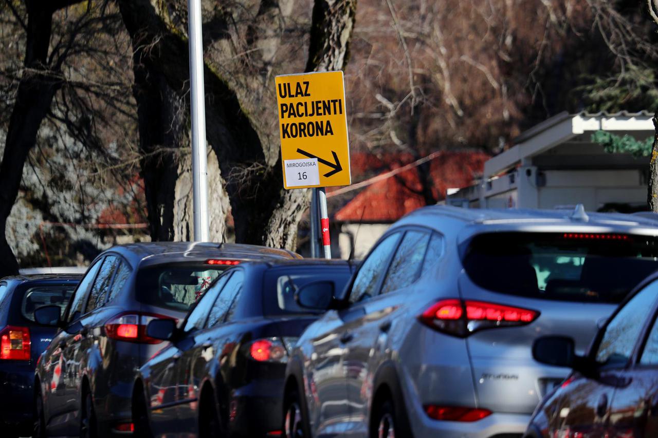 Zagreb: Stvaraju se gužve za testiranje na Covid-19 ispred  NZJZ Andrija Štampar
