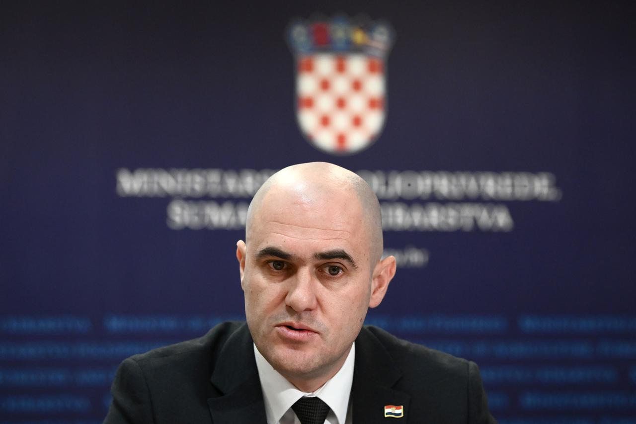 Zagreb: Ministar Dabro održao brifing na temu stanja u svinjogojstvu uoči kolinja te kupnje domaće hrane tijekom blagdanske potrošnje