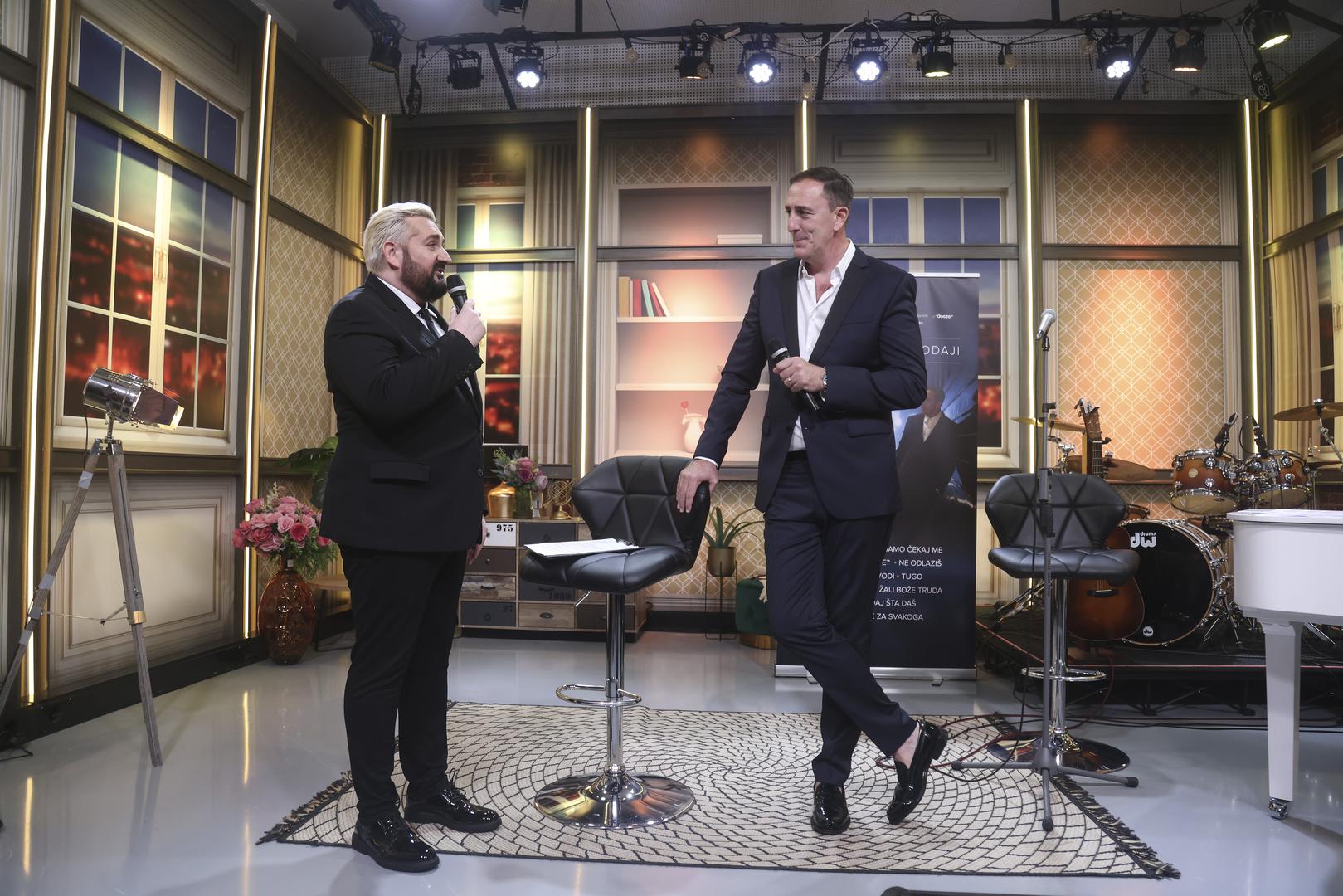 Sergej Ćetković, jedan od najznačajnijih kantautora i jedna od najvećih regionalnih zvijezda, jučer je u prostorijama Croatia Records predstavio album koji se već nekoliko tjedana može poslušati na svim digitalnim platformama.