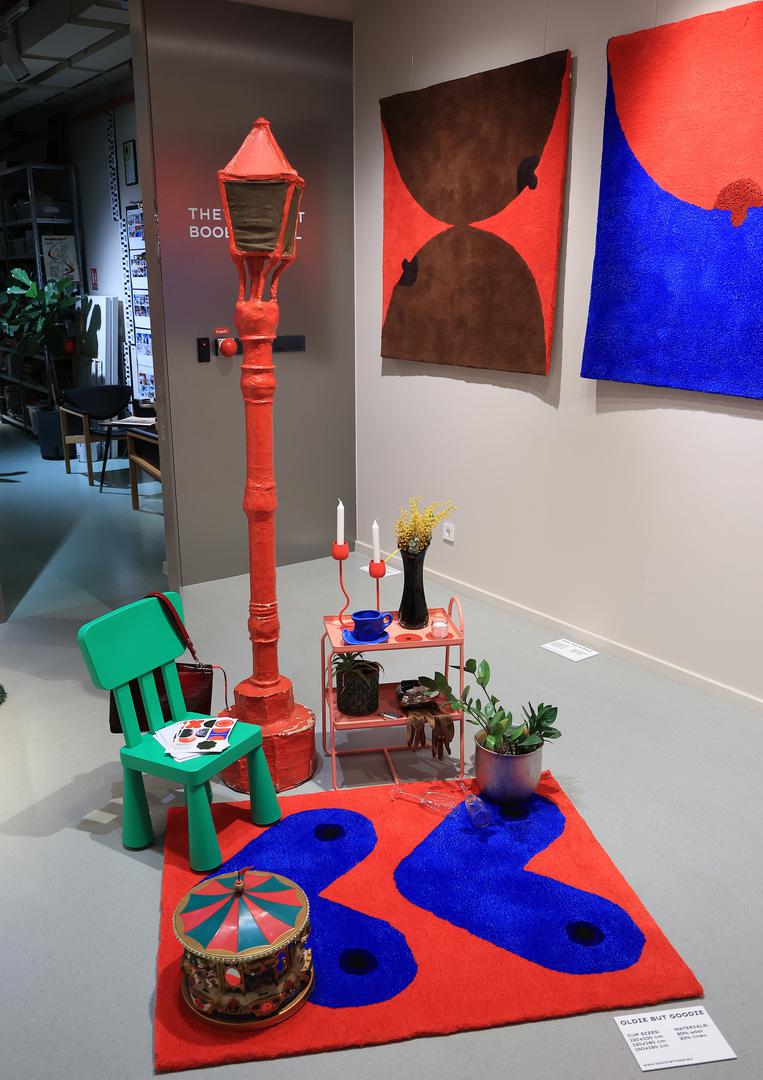 "Motiv grudi ima duboko simboličko značenje – od trenutka rođenja povezujemo ih s temeljnim izvorom života i nutrijenata, što postavlja pitanje kada su one postale seksualizirane. Za mene su grudi simbol nježnosti i snage, stoga su postale ključni motiv Boobie Trapsa – mog brenda i ove izložbe – koji jednostavno normalizira nešto što nikada nije ni smjelo biti stigmatizirano", objašnjava Tena Pezdevšek.