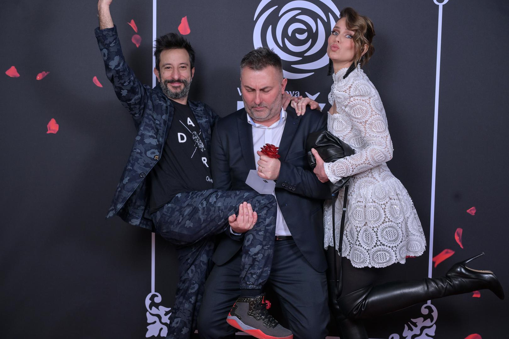 Nakon prve kategorije, voditeljica Mia Kovačić i glumac Asim Ugljen proglasili su dobitnika u kategoriji Radijske osobe godine. Ruža je pripala Davoru Jurkotiću s Radio Korza.