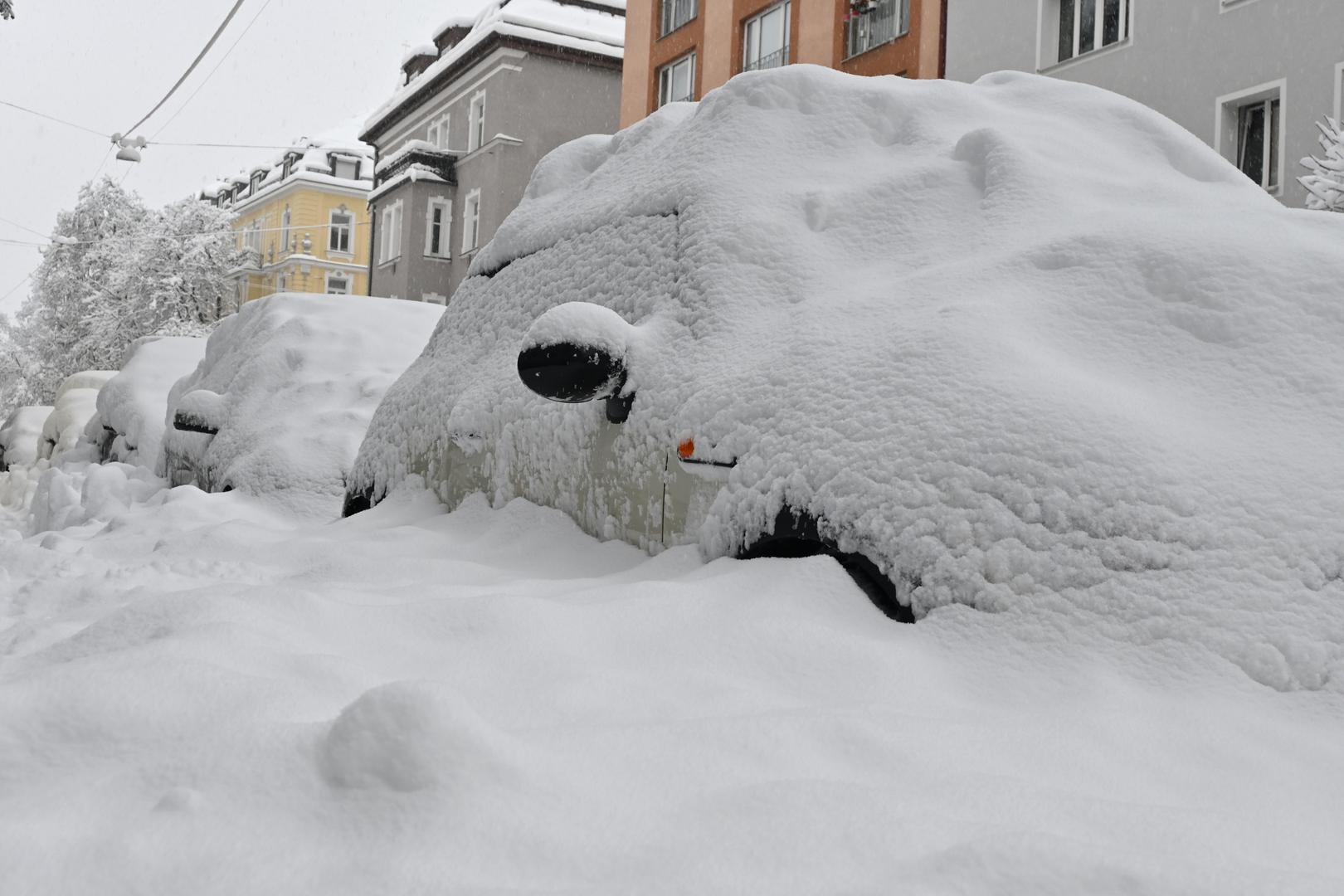 02 December 2023, Bavaria, Munich: A thick layer of snow lies on parked cars. Snow and ice have caused chaos on the roads and on the railroads in southern Bavaria. Photo: Katrin Requadt/dpa Photo: Katrin Requadt/DPA