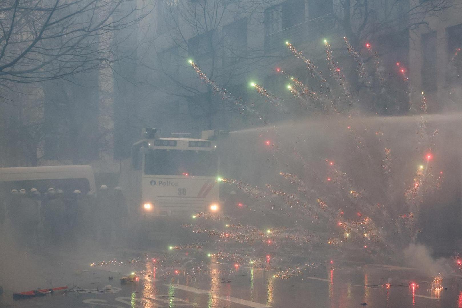 Police use a water cannon during a protest of European farmers over price pressures, taxes and green regulation, on the day of an EU Agriculture Ministers meeting in Brussels, Belgium February 26, 2024. REUTERS/Yves Herman Photo: YVES HERMAN/REUTERS