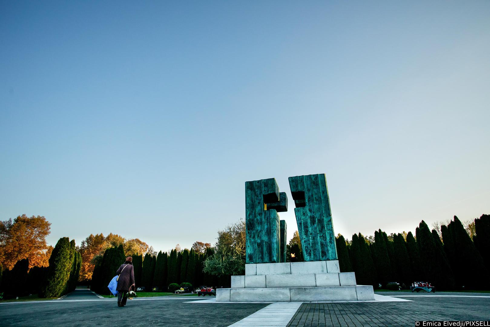 28.10.2021., Vukovar -  Memorijalno groblje zrtava iz Domovinskog rata u Vukovaru.
Na mjestu masovne grobnice na groblju je ekshumirano 938 tijela i na tomu je mjestu postavljen isti broj bijelih mramornih krizeva koji predstavljaju broj zrtava. U sredisnjem dijelu groblja 5. kolovoza 2000. godine postavljen je spomenik ciji je autor Djurdja Ostoja. Spomenik je izradjen od patinirane bronce, visok je cetiri metra, a u sredini je zracni kriz i vjecni plamen. Najmladja zrtva Domovinskog rata imala je svega sest mjeseci, a najstarija 104 godine.