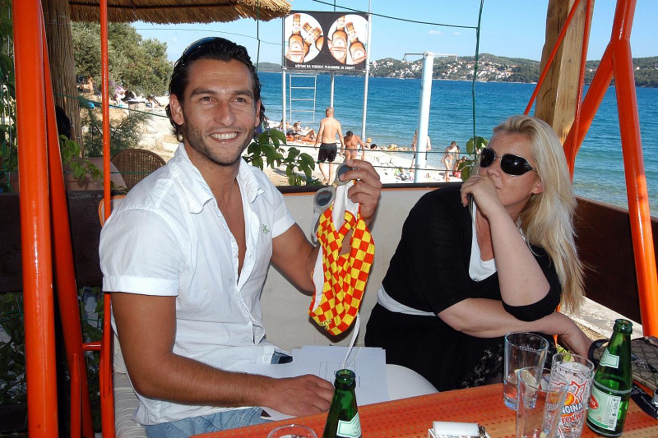 \'scena...trogir...03.07.2005. vecernjakova ljetna inventura, patrola, trogir, apartmansko naselje medena, vito padovan foto: goran stanzl\'