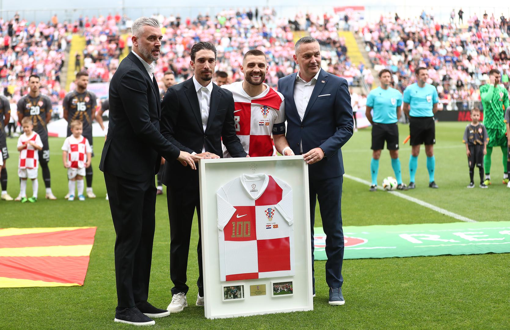 A današnji kapetan Mateo Kovačić dobio je prigodni dres za 100. utakmicu