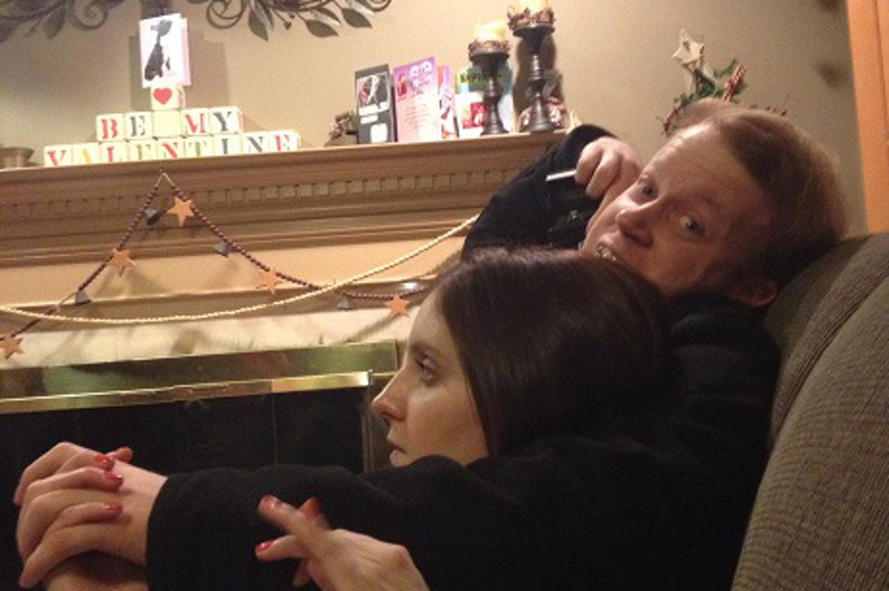 Fotografirao se sa zaručničkim prstenom dok mu je zaručnica bila u pozadini