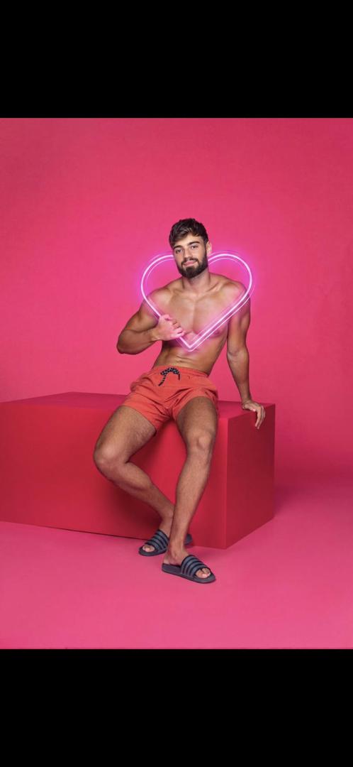 Love Island Adria dobio je novog bombshella. Stefan je otvoreno otkrio svoje karte i uzdrmao vilu svojim ulaskom! Dolazi iz Novog Sada, po zanimanju je osobni trener te je otvoren za sva iskustva! Love Island Adria pratite od nedjelje do petka od 20 sati na platformi Voyo!